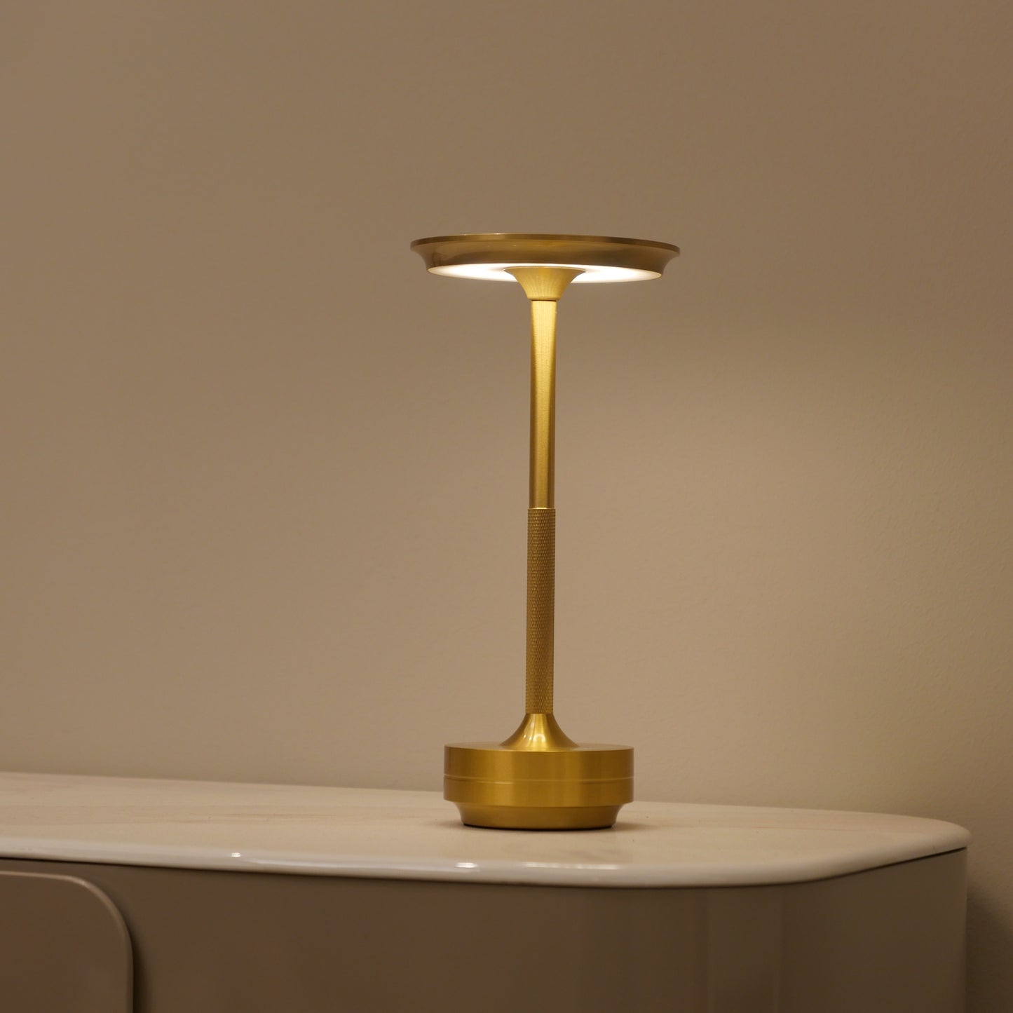 Luminária de Mesa Moderna em Metal Geométrico - Home Cozy