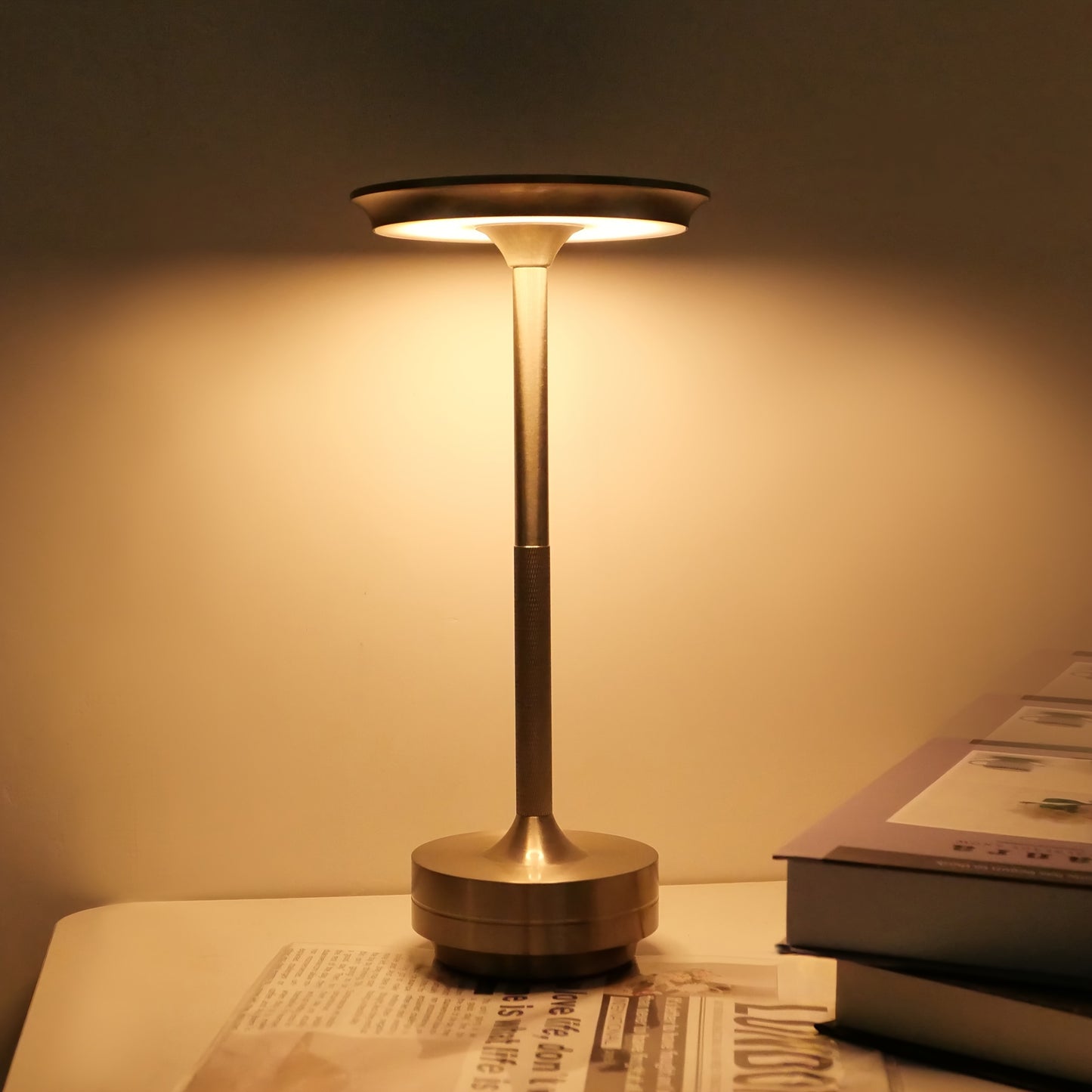 Luminária de Mesa Moderna em Metal Geométrico - Home Cozy