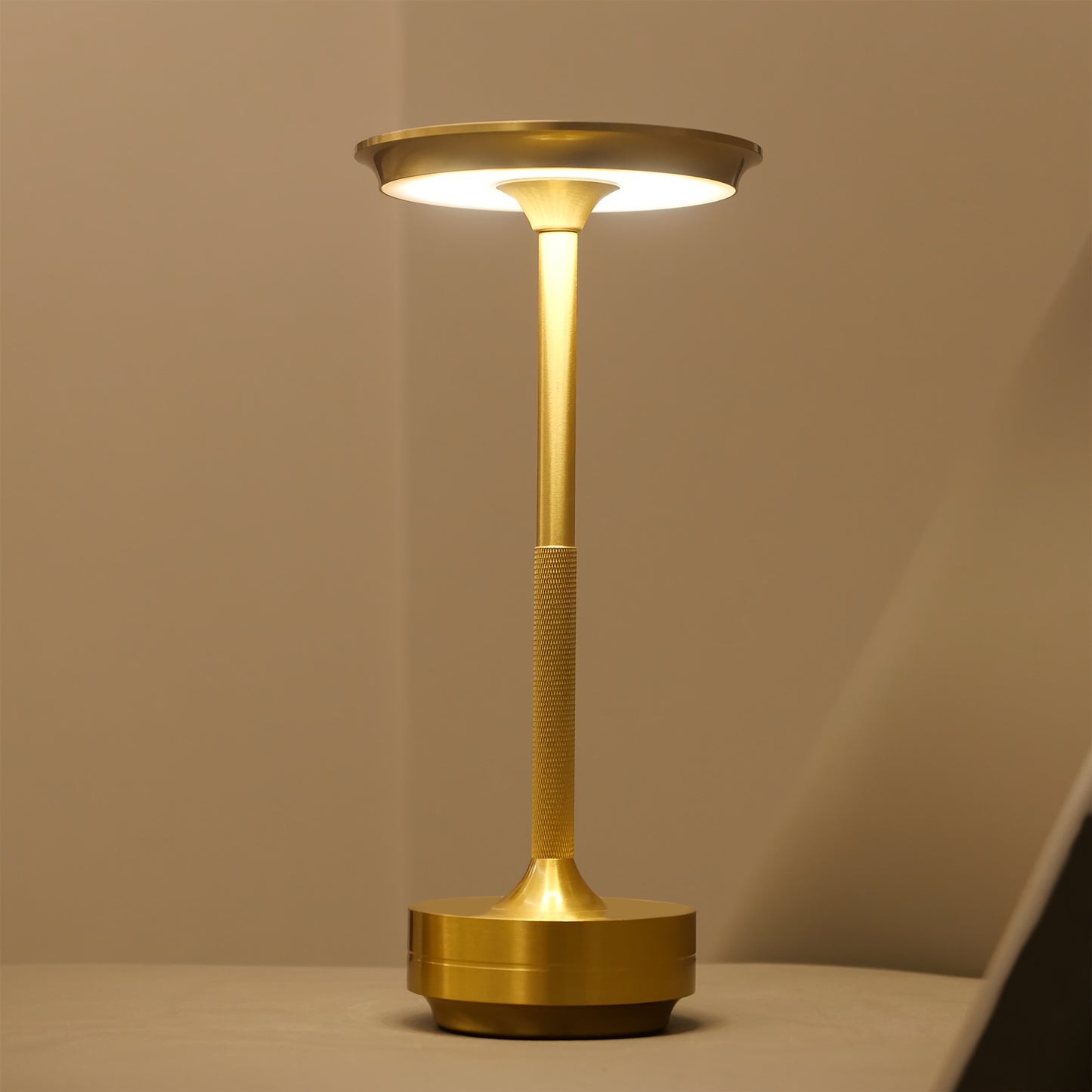 Luminária de Mesa Moderna em Metal Geométrico - Home Cozy